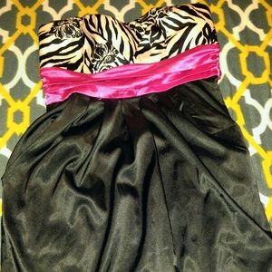 Cute prom or homecoming dress w pockets